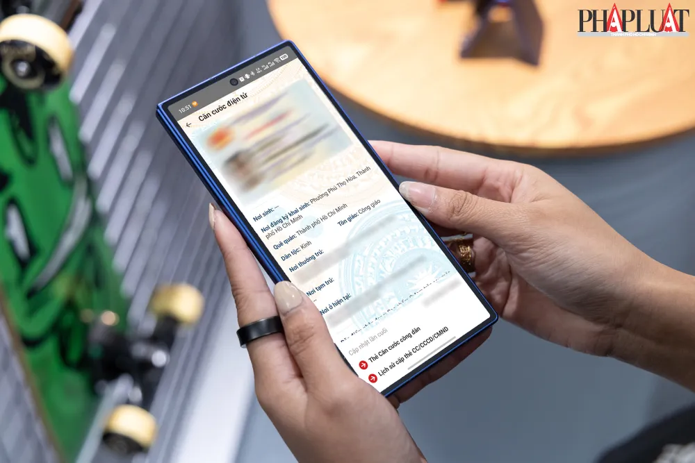 Nhiều rủi ro khi khoe ảnh căn cước trên ứng dụng VNeID lên mạng xã hội. Ảnh: MINH HOÀNG