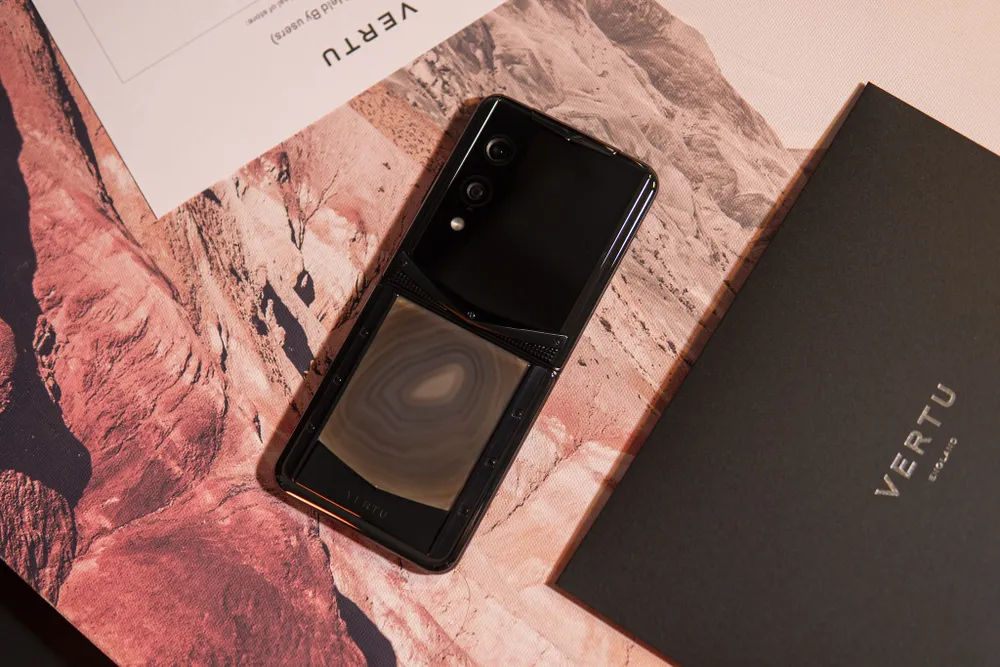 Tin công nghệ 16-7: Cận cảnh mẫu điện thoại gập đắt đỏ nhất thị trường.