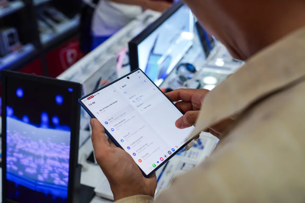 Tin công nghệ 20-8: Người dùng đang trải nghiệm điện thoại gập Z Fold7. Ảnh: TIỂU MINH