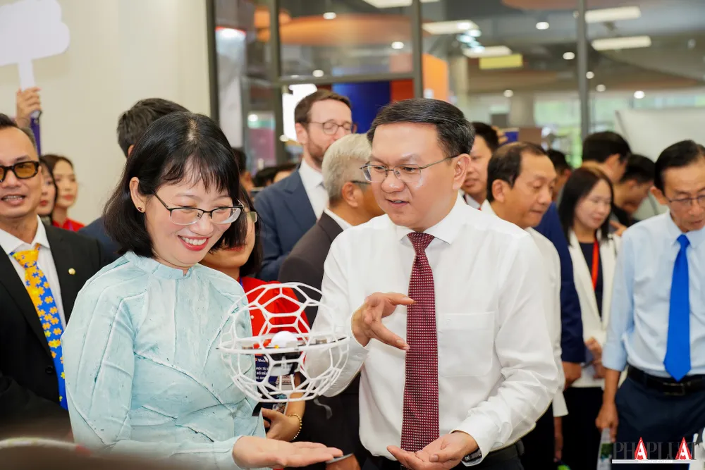 Bà Trần Thị Diệu Thúy, Phó Chủ tịch UBND TP.HCM và ông Lâm Đình Thắng, Giám đốc Sở KH&CN TP.HCM đang tham quan các gian hàng. Ảnh: MINH HOÀNG