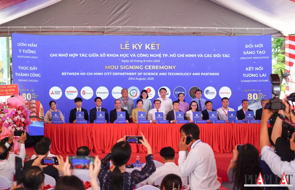Ký kết ghi nhớ hợp tác (MoU) giữa Sở KH&CN, Trung tâm Khởi nghiệp sáng tạo với nhiều tập đoàn công nghệ trong và ngoài nước như AMD, Qualcomm (Mỹ), Infineon (Đức), Mitsubishi (Nhật), Sunwah (Hồng Kông - Trung Quốc), Lotte Ventures Việt Nam, CT Group, Viettel, Vietjet, Trung tâm Đổi mới sáng tạo Quốc gia… Ảnh: MINH HOÀNG