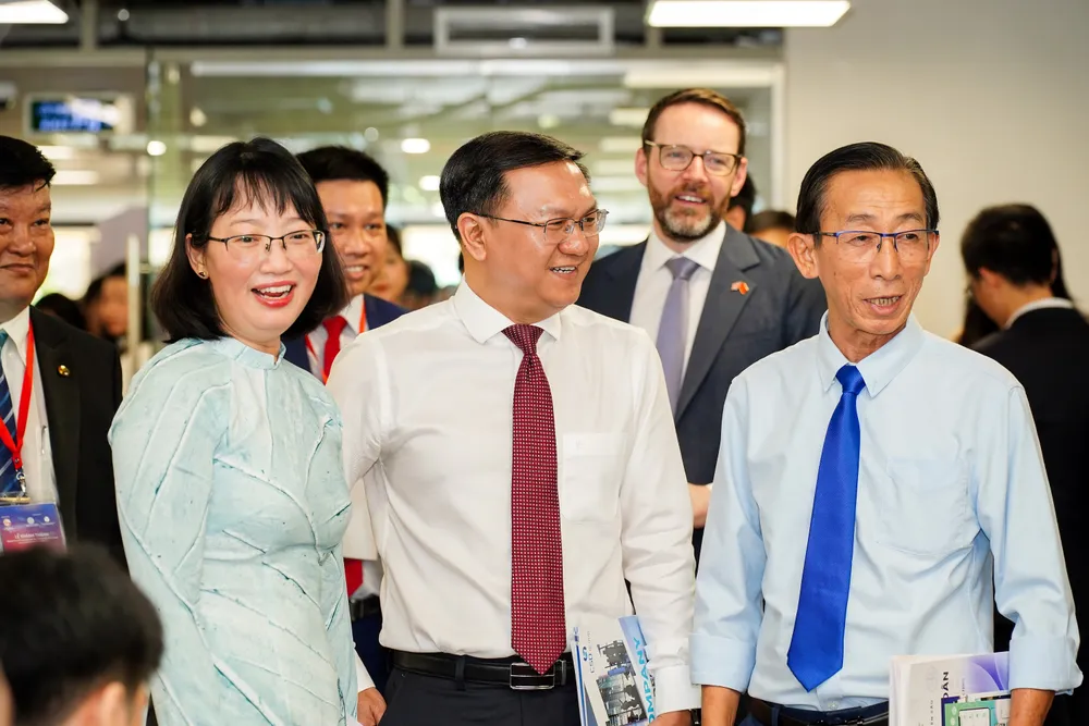 Lãnh đạo TP và các sở ban ngành tham quan khu ươm tạo tại tầng ba của trung tâm. Ảnh: MINH HOÀNG