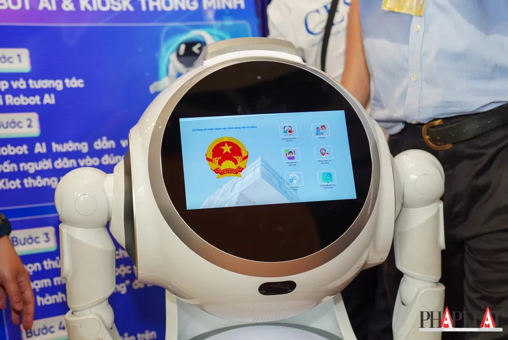 Robot AI hỗ trợ người dùng thực hiện các thủ tục hành chính, dịch vụ công của Công viên phần mềm Quang Trung (QTSC). Ảnh: MINH HOÀNG