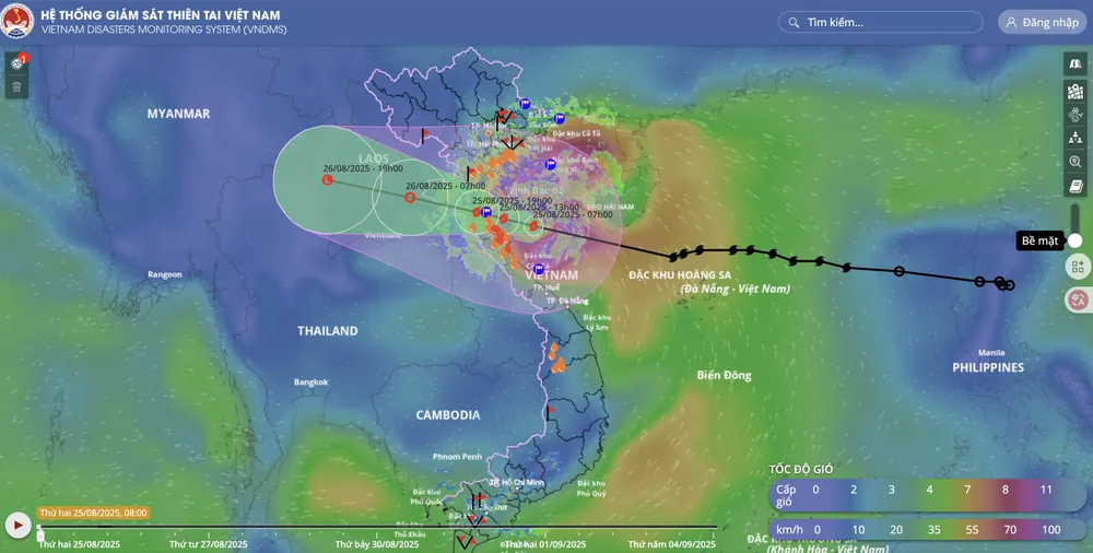 Theo dõi đường đi của cơn bão số 5 thông qua hệ thống giám sát thiên tai Việt Nam. Ảnh: TIỂU MINH