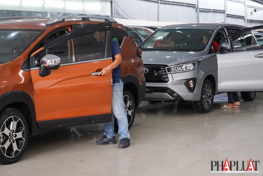 Nhiều mẫu ô tô cũ được giảm giá mạnh để thu hút người tiêu dùng. Ảnh: TIỂU MINH