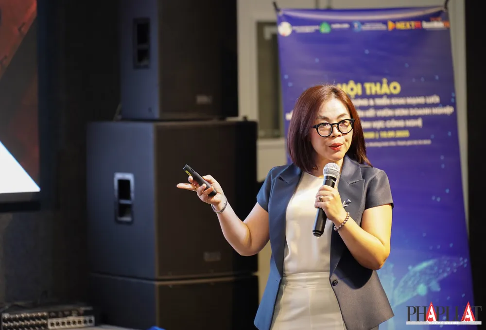 Bà Lê Thị Bé Ba, Phó Giám đốc SIHUB đề xuất thu hút thêm nguồn lực đầu tư, tài chính từ các tập đoàn, quỹ đầu tư để hỗ trợ các doanh nghiệp khởi nghiệp. Ảnh: MINH HOÀNG