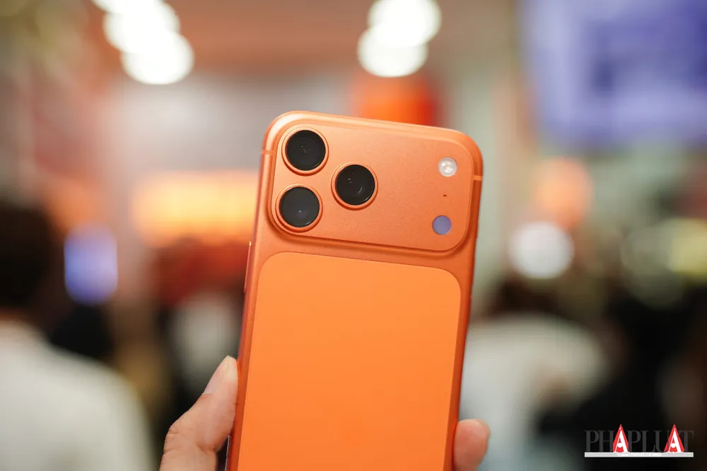 iPhone 17 Pro Max màu cam cháy hàng. Ảnh: TIỂU MINH