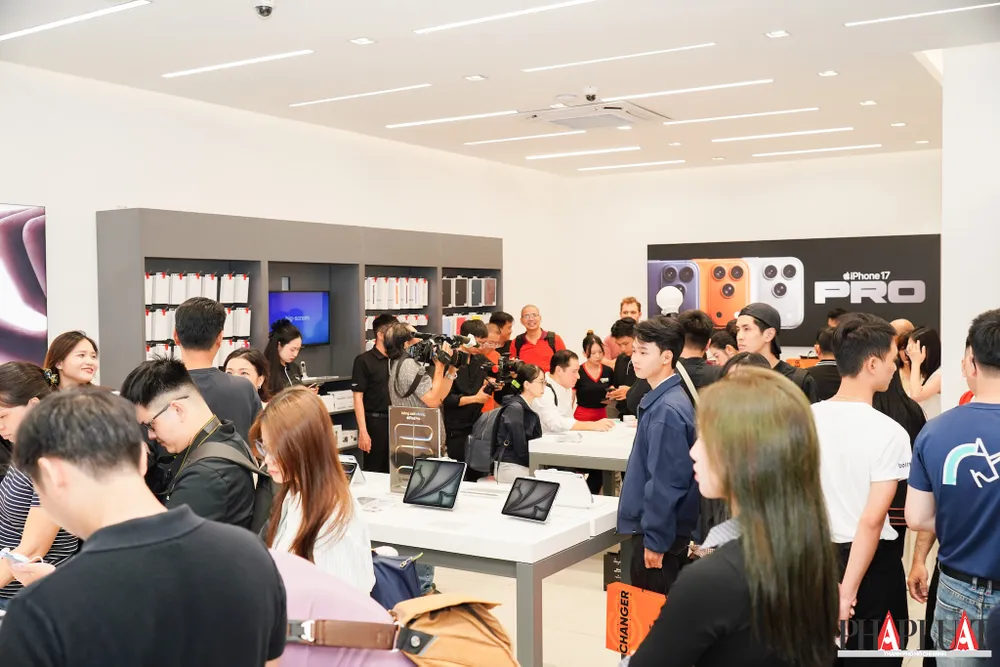 Bắt đầu từ 8h sáng ngày 19-9, các hệ thống bán lẻ đã bắt đầu mở bán iPhone 17 và iPhone Air. Ảnh: TIỂU MINH