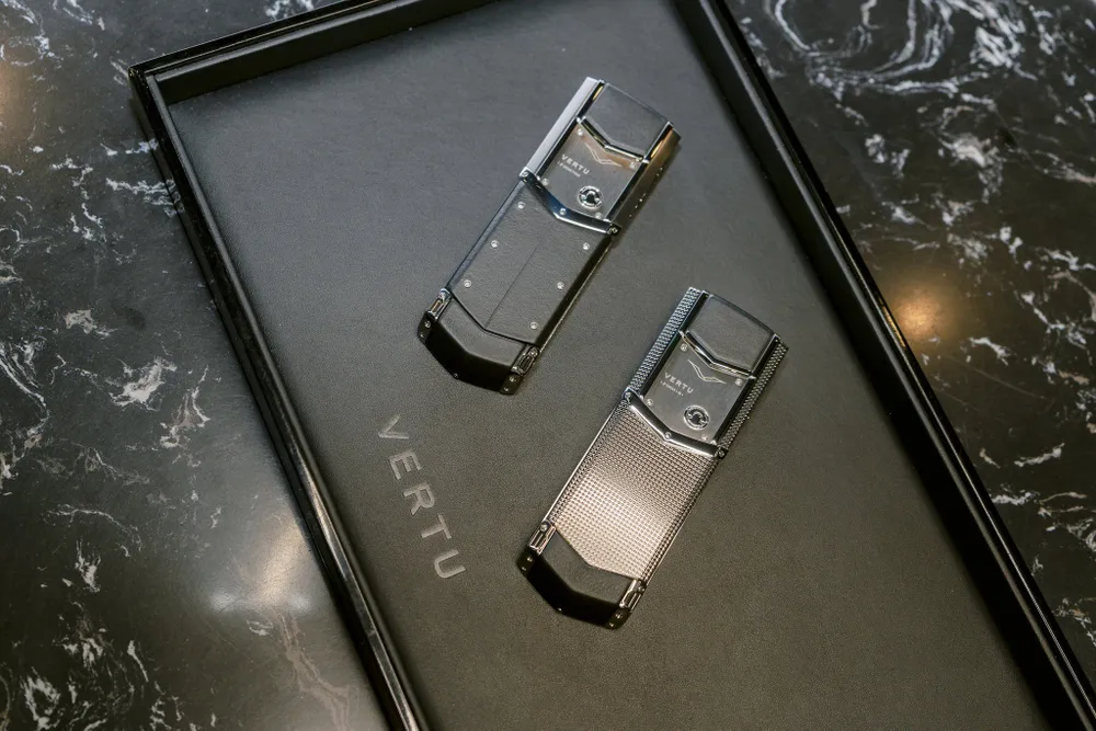 Tin công nghệ 5-10: Điện thoại xa xỉ giữa thời đại phổ cập smartphone.