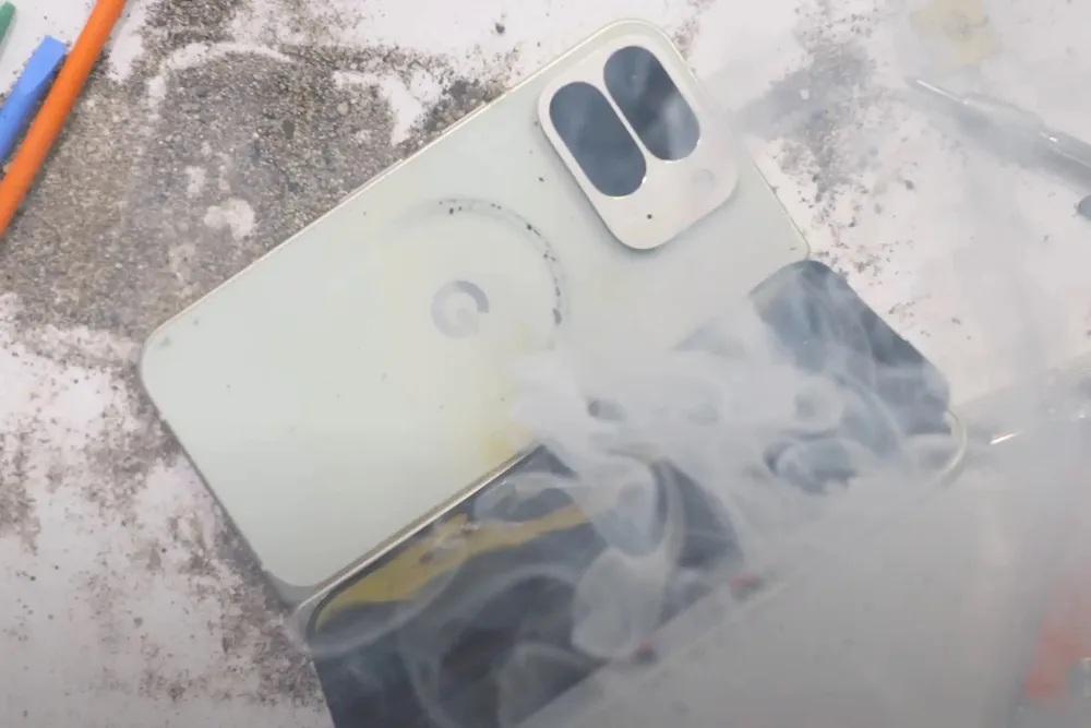 Tin công nghệ 15-10: Pixel 10 Fold phát nổ trong bài kiểm tra độ bền. Ảnh: JerryRigEverything