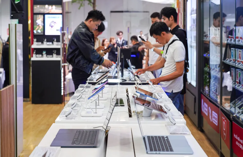 Nhiều mẫu MacBook cũng được giảm giá trong tháng 10. Ảnh: TIỂU MINH