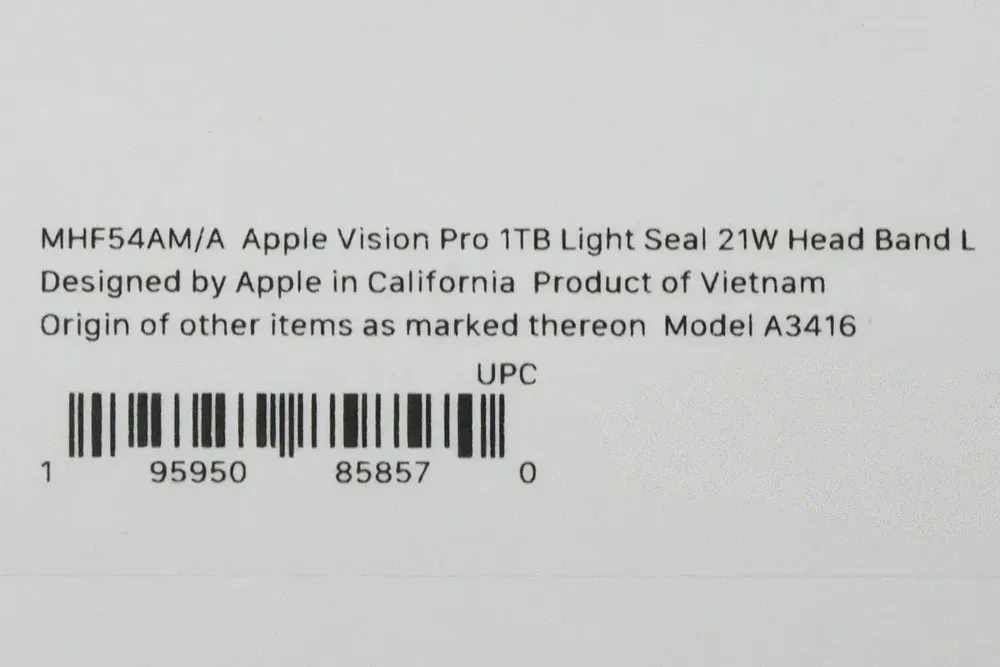 Thông tin trên bao bì Vision Pro M5. Ảnh: Bloomberg