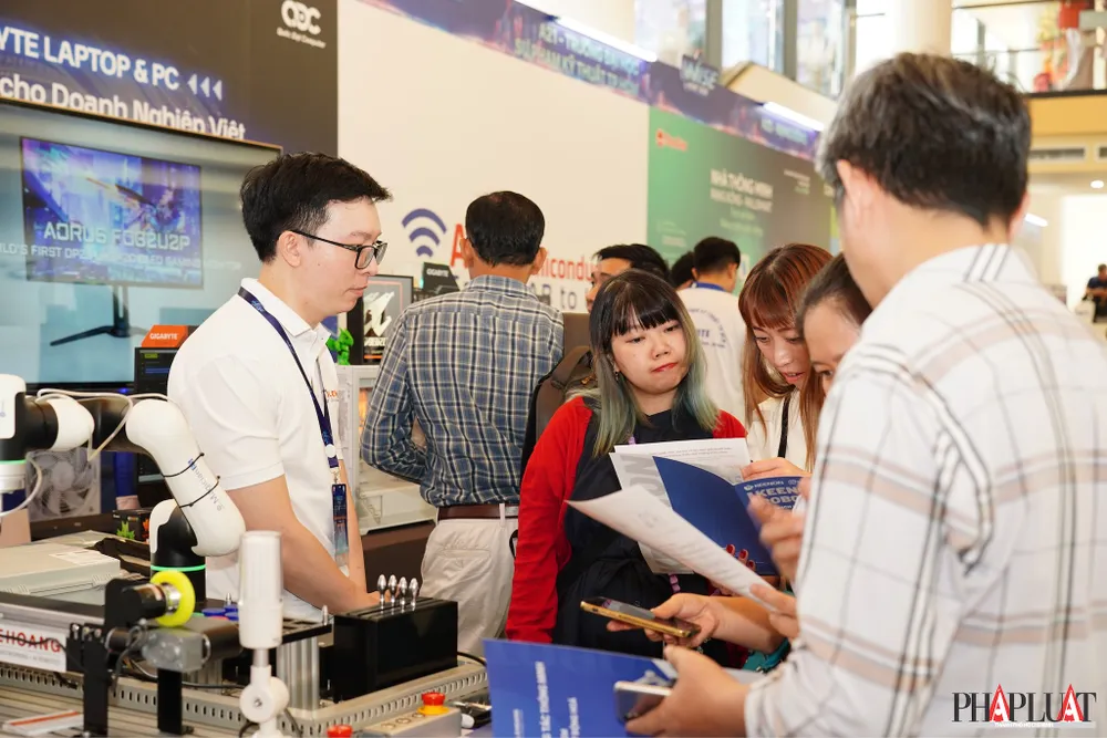 Khách tham dự tham quan các gian hàng tại WISE HCMC+ 2025. Ảnh: TIỂU MINH