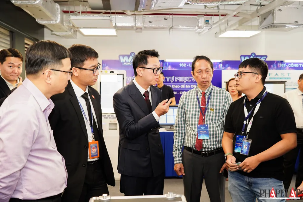 Lãnh đạo các đơn vị tham quan các gian hàng tại WISE HCMC+ 2025. Ảnh: TIỂU MINH