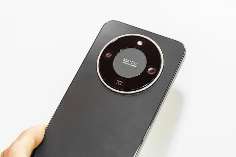 Cụm camera lớn, tạo điểm nhấn cho phần mặt sau.