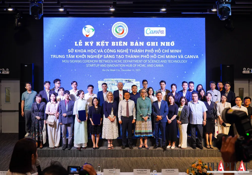 Các đơn vị chụp hình lưu niệm. Ảnh: TIỂU MINH