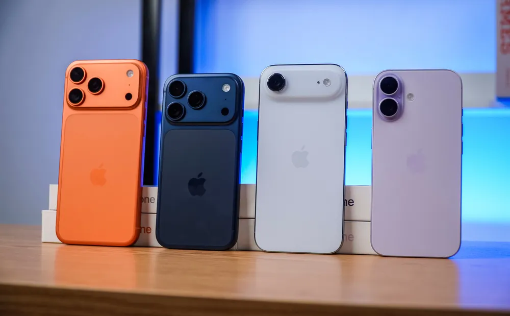 Nhiều mẫu iPhone giảm mạnh dịp ngày đôi 12-12. Ảnh: TIỂU MINH