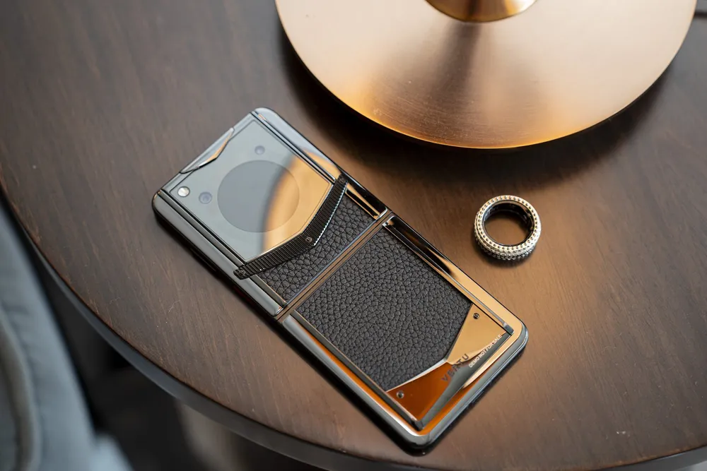 Tin công nghệ 12-12: Các dòng smartphone thủ công thường được chọn làm quà tặng cao cấp.