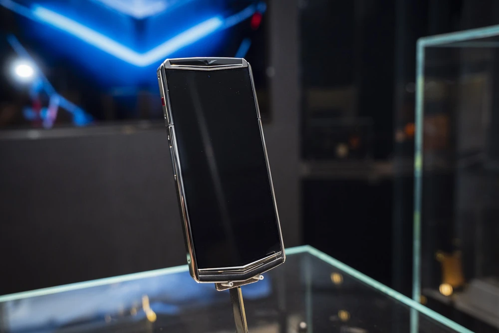 Tin công nghệ 28-12: Smartphone Vertu được trang bị mặt kính Sapphire.