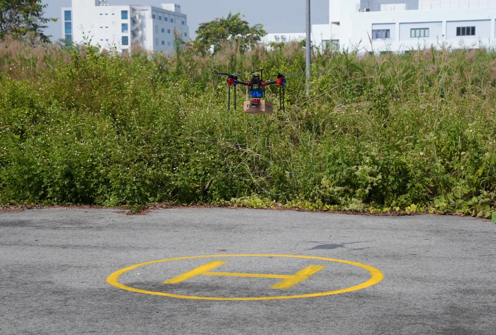 Gói hàng được giao chính xác đến vị trí đã định. Ảnh: TIỂU MINH