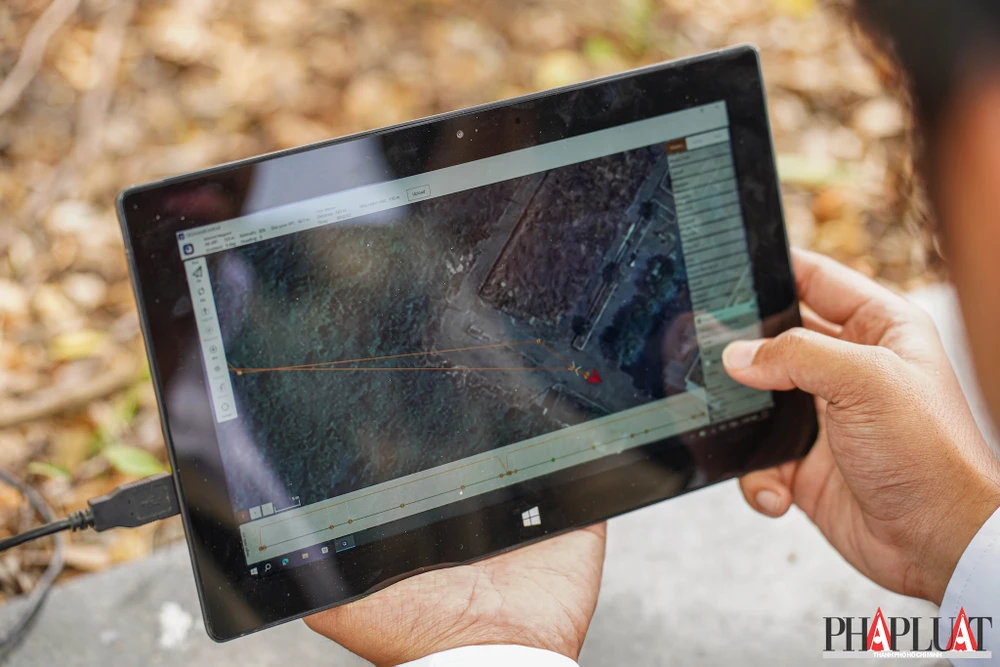 Người nhận có thể theo dõi đường đi và quan sát hướng nhìn của UAV thông qua camera. Ảnh: TIỂU MINH