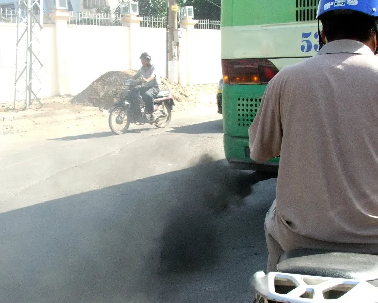 Xe buýt xả khói mịt mù, sao đăng kiểm vẫn đạt? ảnh 1 Xe buýt xả khói mịt mù, sao đăng kiểm vẫn đạt? ảnh 1