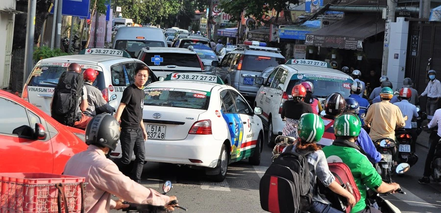 Đông đặc xe ngày đầu tuần ở cửa ngõ Tân Sơn Nhất ảnh 7