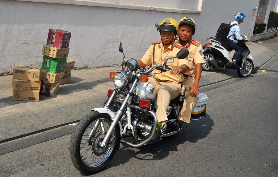 CSGT đỡ xe, khiêng đồ giúp dân bị té ngã ảnh 4