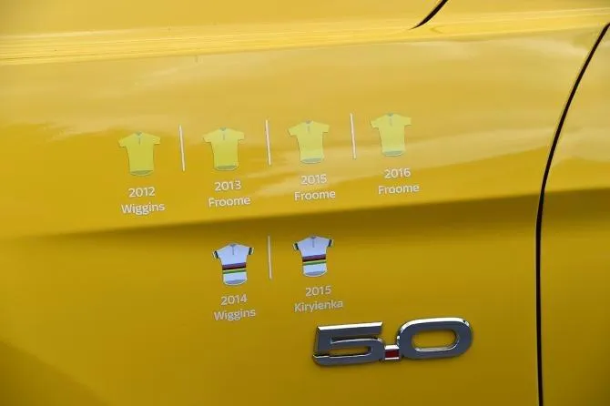 Chiếc xe tiếp tế của đội Sky in hình 4 chiếc áo vàng trong đó có 3 chức vô địch thuộc về Chris Froome.