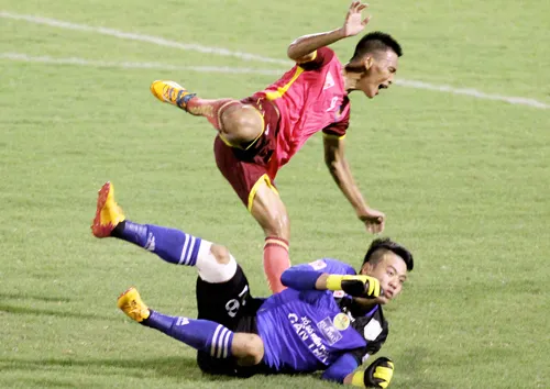 Treo găng bốn trận, phạt 15 triệu đồng đối với thủ môn Bửu Ngọc ảnh 1