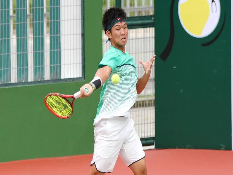 Tay vợt Nguyễn Hoàng Thiên thi đấu xuất thần