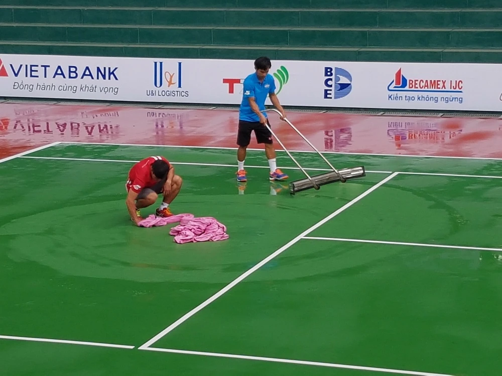 hời tiết mưa nhiều khiến các trận đấu giải F2 liên tục bị trì hoãn. ẢNH: MQ