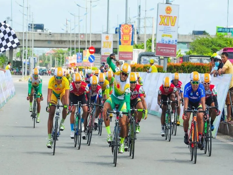 Cuộc so kè giữa hai tay đua Nguyễn Thành Tâm (1) với Lê Văn Duẩn (áo xanh dương) luôn hấp dẫn và quyết liệt.