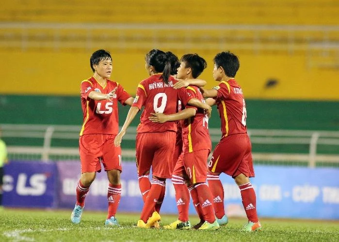 Thất bại của đội bóng vùng chiêm trũng Hà Nam đã tạo động lực để TP.HCM 1 đánh bại Hà Nội 2 vươn lên vị trí nhì bảng xếp hạng.