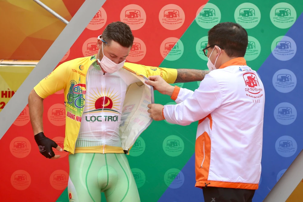 Ngoại binh người Nga - Roman Maikin mặc áo vàng chưa nóng... ẢNH: PHẠM HUY