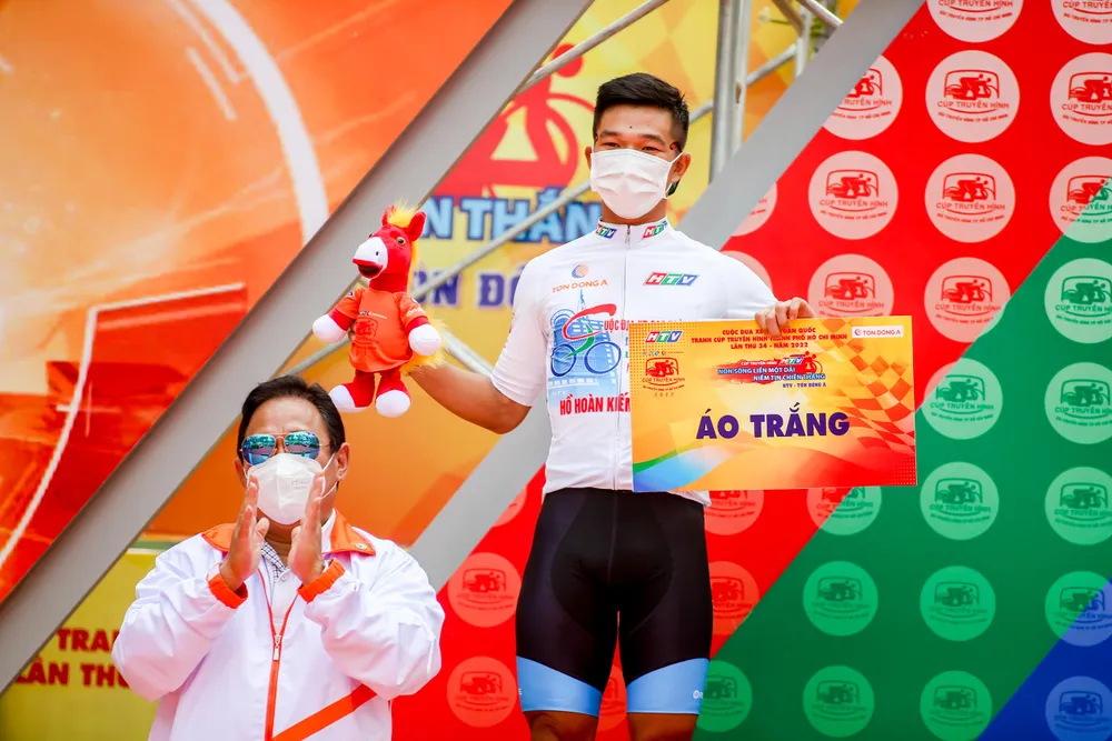 Tài năng trẻ TP.HCM New Group Nguyễn Văn Bình giữ giải thưởng áo trắng sau 6 chặng. Ảnh: PHẠM HUY