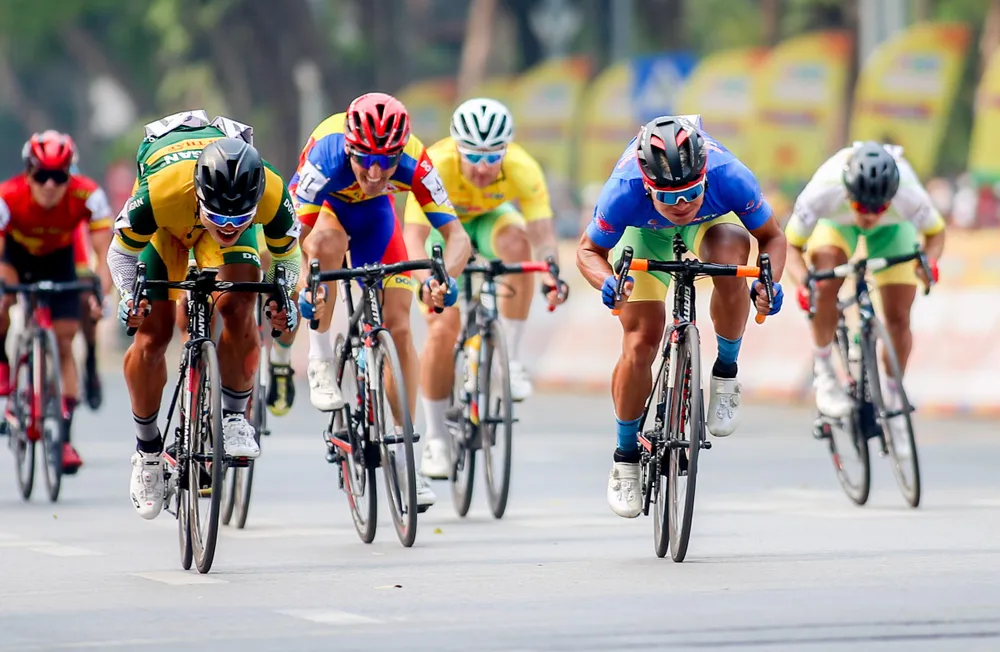 Quàng Văn Cường tung nước rút vượt qua Tuấn Kiệt và Loic giành chiến thắng chặng 6. Ảnh: PHẠM HUY