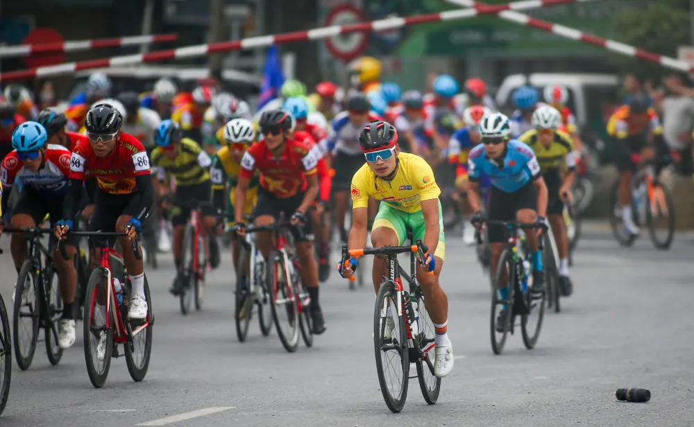 Áo vàng Quàng Văn Cường cũng là người nắm giữ áo xanh sau 7 chặng. ẢNH: PHẠM HUY Áo vàng Quàng Văn Cường cũng là người nắm giữ áo xanh sau 7 chặng. ẢNH: PHẠM HUY