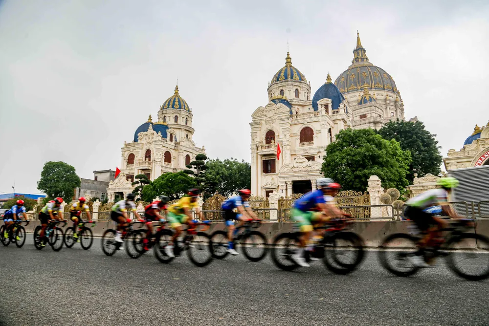 Đoàn đua đi ngang địa phận Ninh Bình. ẢNH: PHẠM HUY Đoàn đua đi ngang địa phận Ninh Bình. ẢNH: PHẠM HUY