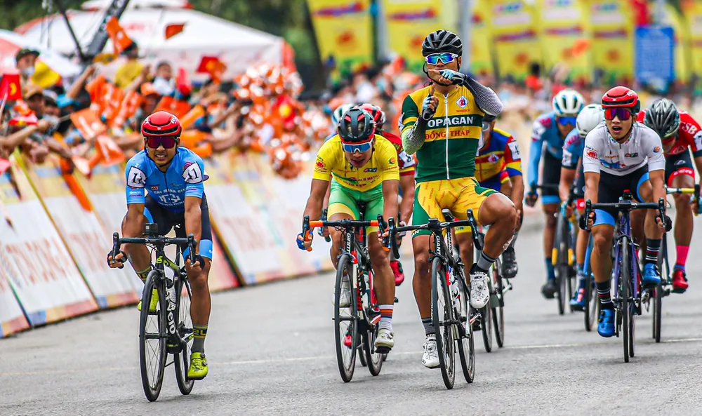 Trần Tuấn Kiệt chiến thắng chặng 7 tại Thanh Hóa. ẢNH: PHẠM HUY Trần Tuấn Kiệt chiến thắng chặng 7 tại Thanh Hóa. ẢNH: PHẠM HUY