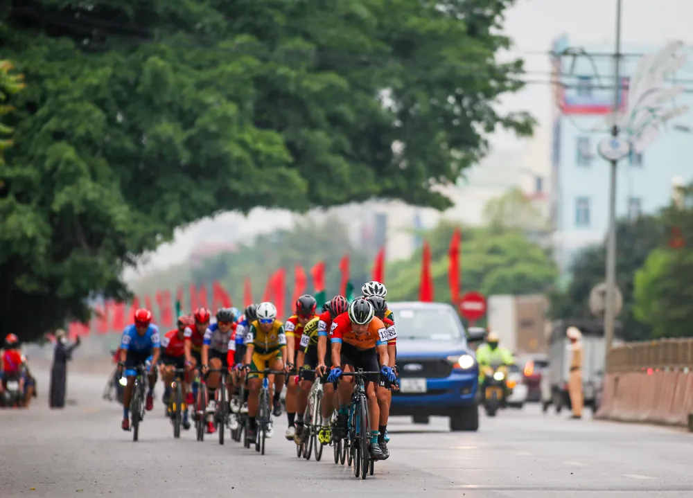Các VĐV trong tốp đầu đoàn đua. ẢNH: PHẠM HUY Các VĐV trong tốp đầu đoàn đua. ẢNH: PHẠM HUY