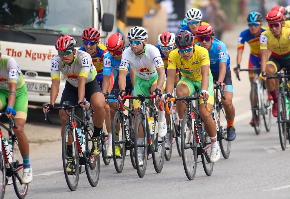 Áo vàng Quàng Văn Cường được đồng đội bảo vệ ở chặng 8.