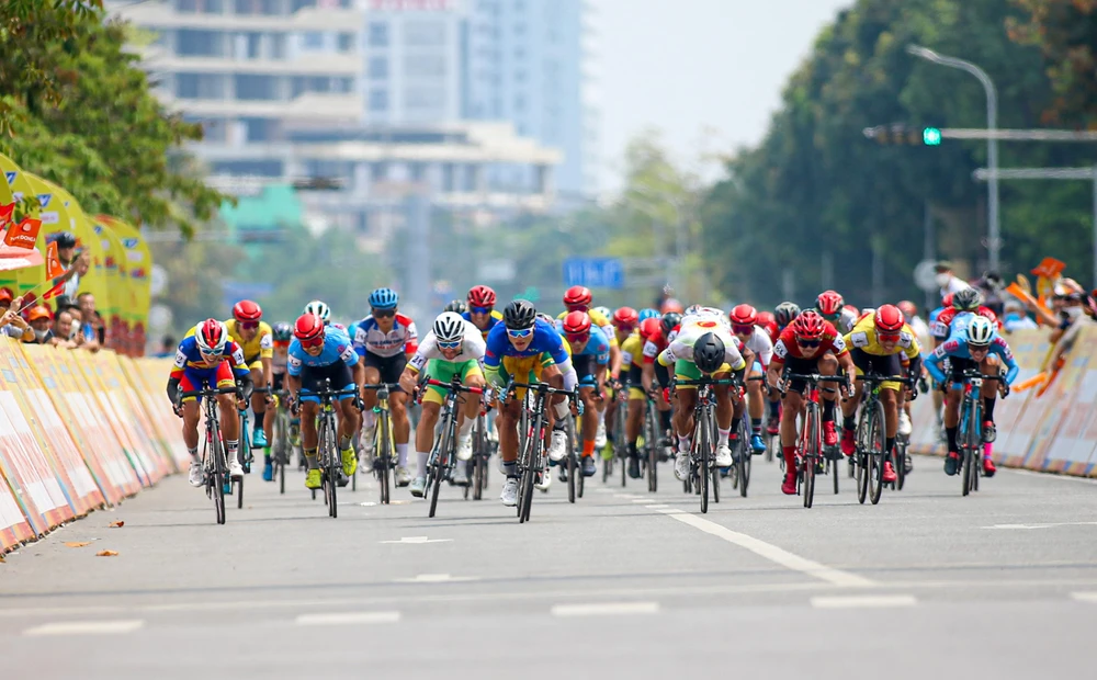 Các tay đua tung nước rút tại mức đến TP Vinh. ẢNH: PHẠM HUY