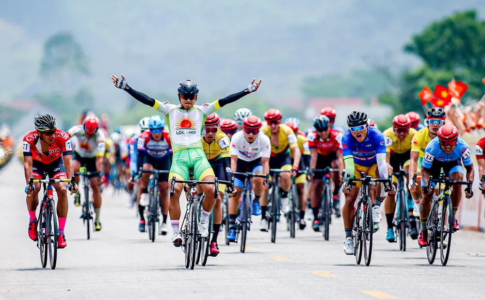 Nguyễn Tấn Hoài đánh bại các đối thủ nước rút giành chiến thắng chặng 9. ẢNH: PHẠM HUY Nguyễn Tấn Hoài đánh bại các đối thủ nước rút giành chiến thắng chặng 9. ẢNH: PHẠM HUY