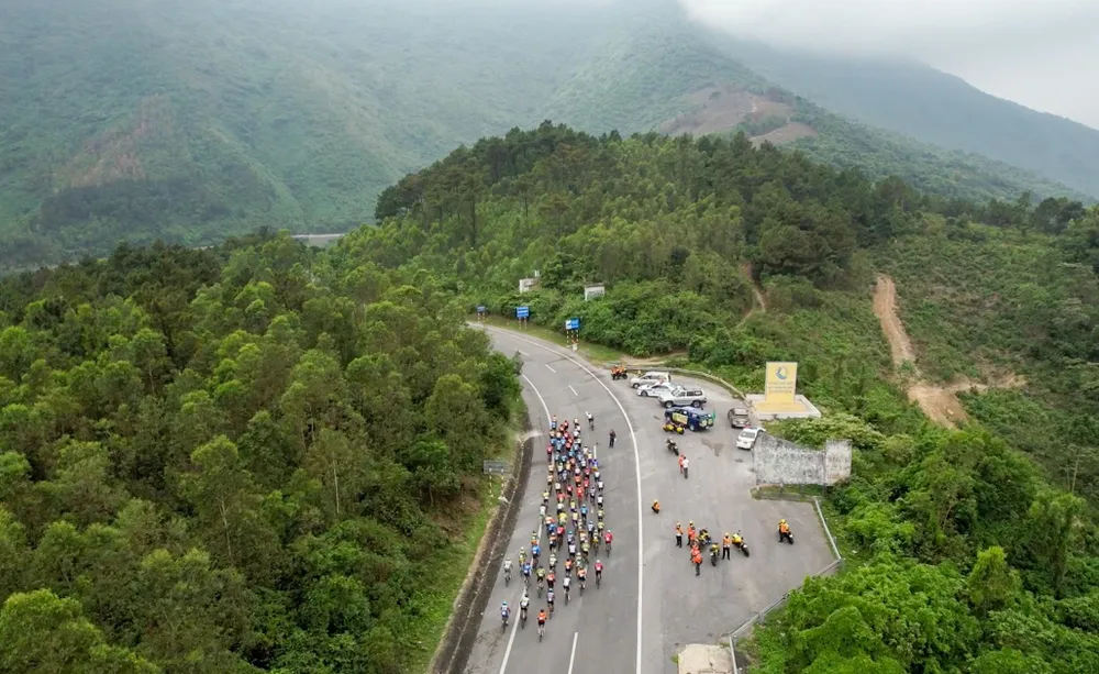 9 phút sau khi Văn Nhã chiếm áo chấm đỏ, nhóm áo vàng mới đua lên đỉnh đèo Ngang. ẢNH: PHẠM HUY 9 phút sau khi Văn Nhã chiếm áo chấm đỏ, nhóm áo vàng mới đua lên đỉnh đèo Ngang. ẢNH: PHẠM HUY