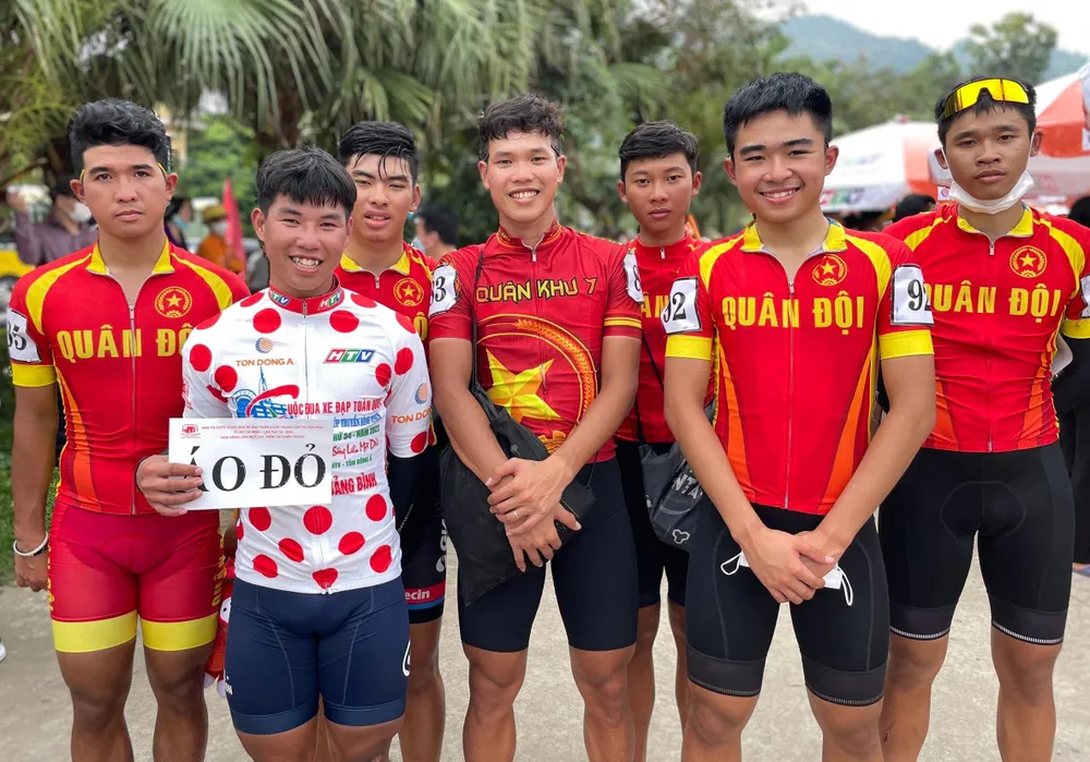 Lính trẻ Nguyễn Văn Nhã chia vui danh hiệu áo chấm đỏ với các đồng đội. ẢNH: PHẠM HUY Lính trẻ Nguyễn Văn Nhã chia vui danh hiệu áo chấm đỏ với các đồng đội. ẢNH: PHẠM HUY