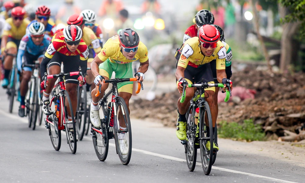 Áo vàng Quàng Văn Cường nỗ lực đuổi bắt các đối thủ cạnh tranh. ẢNH: PHẠM HUY