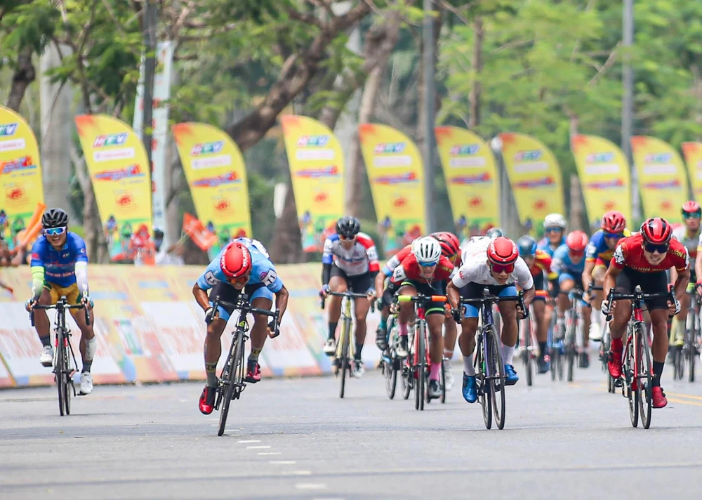 Trần Tuấn Kiệt (trái) bất lực nhìn các đối thủ vượt qua mức đến. ẢNH: PHẠM HUY