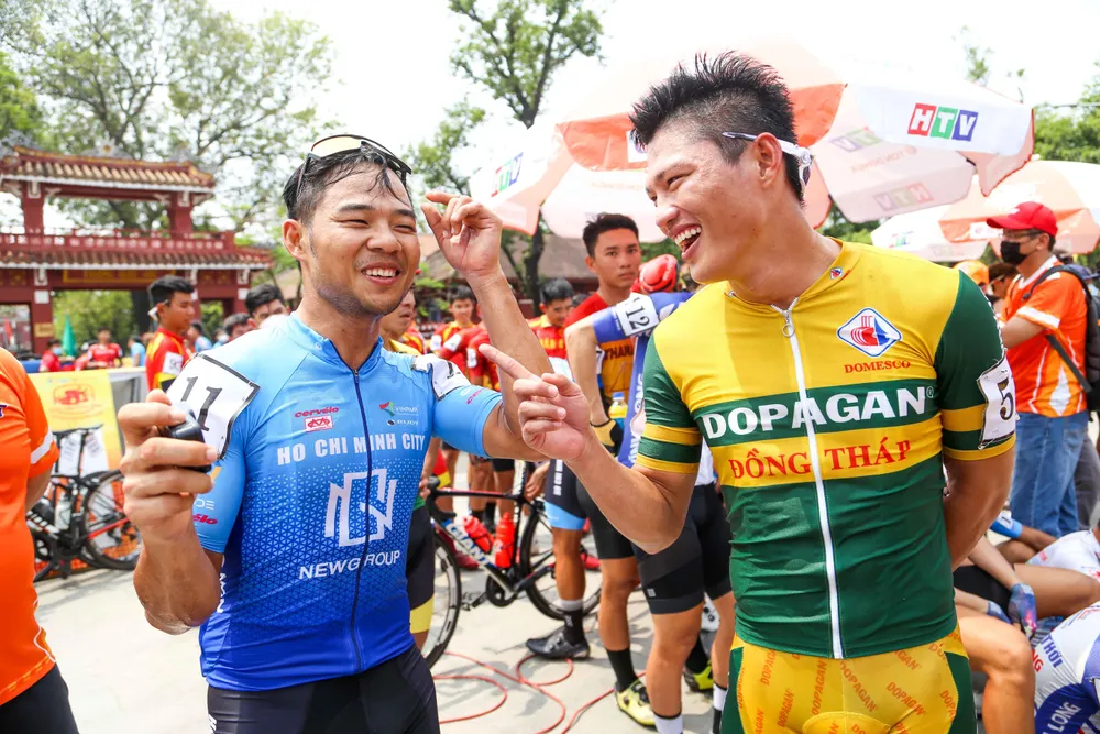 Nguyệt Minh và Tuấn Kiệt vui vẻ chia sẻ kinh nghiệm sau vạch đích. ẢNH: PHẠM HUY Nguyệt Minh và Tuấn Kiệt vui vẻ chia sẻ kinh nghiệm sau vạch đích. ẢNH: PHẠM HUY