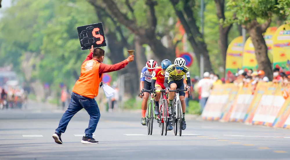 Trọng tài báo hiệu cho các tay đua trước vòng rút tính điểm. ẢNH: PHẠM HUY Trọng tài báo hiệu cho các tay đua trước vòng rút tính điểm. ẢNH: PHẠM HUY